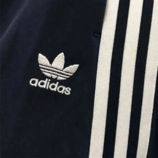 アディダスオリジナルス スリーストライプ ネイビー変形とホワイト