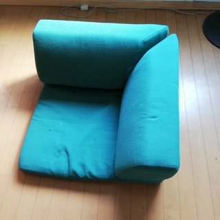 無料。座椅子（クッション） 緑 。二面に背もたれがあるタイプ。板...