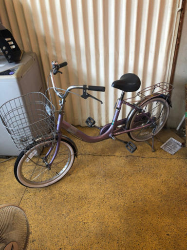 DCMブランド ほぼ新品 自転車 ママチャリ 20インチ パープル色 DCMブランド ほぼ新品 自転車 ママチャリ 20インチ パープル色