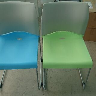 椅子(2脚色違い水色、黄緑) 