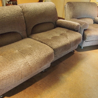 リビング用の大きめのソファ、サイドテーブル、オットマン