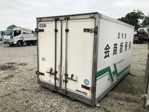 物置 トラックの荷台 扉隙間あり