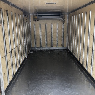 物置　トラックの荷台　扉隙間あり