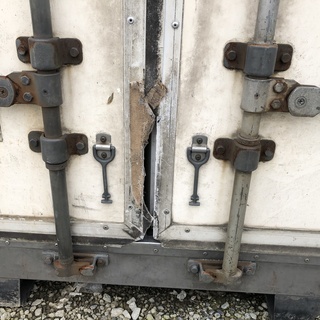 物置　トラックの荷台　扉隙間あり