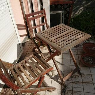 ガーデンテーブルと椅子二脚 