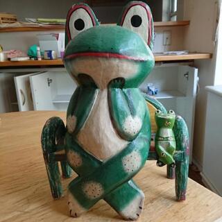 カエルの置物 蛙と椅子