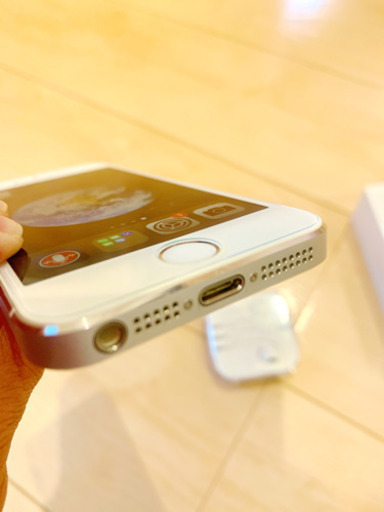 au iPhone5s  64GB   UQ mobileで使用可能 箱、イヤフォン、充電ケーブル付き