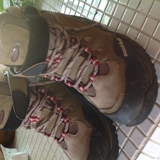 モンベル登山靴美品値引きしました。