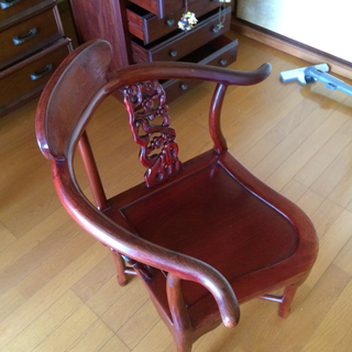 曲線的なデザインと彫刻の美しい椅子