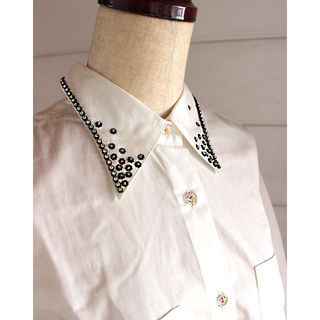 スワロフスキーが襟元とボタンに付いた　白長袖シャツ　新品未使用