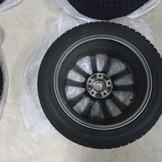 スバル　レヴォーグのスタッドレスタイヤホイール付きとノーマルタイヤ
