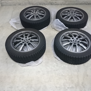 スバル　レヴォーグのスタッドレスタイヤホイール付きとノーマルタイヤ