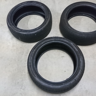 スバル　レヴォーグのスタッドレスタイヤホイール付きとノーマルタイヤ