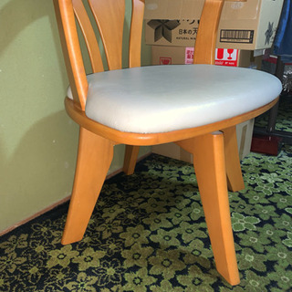 食卓用のガッシリした椅子、6脚。