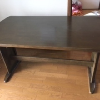 食卓テーブルです。但し、椅子はありません。