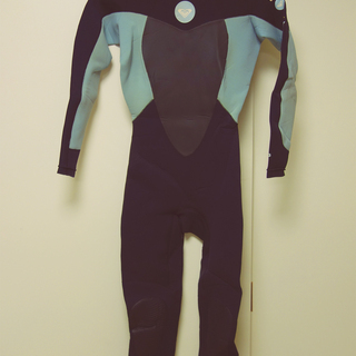 期間限定！このボリュームで、この金額！！サーフボード2枚！ウェットスーツ女性用1着！ボードキャリア他！！