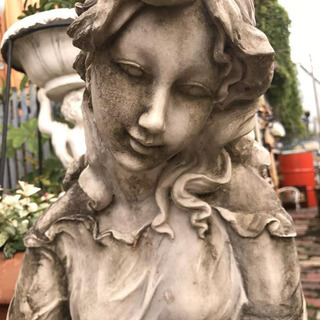 アールデコ調の女性が灯りで照らされる彫刻 アールデコ調の女性が灯り