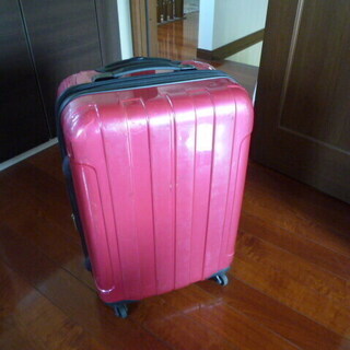 キャリーケース　スーツケース　Ｍサイズ　まだまだ使えます。