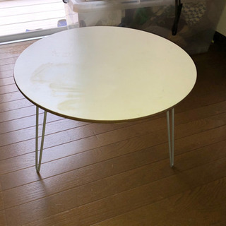 雑貨屋さんで購入した折り畳み式の白い丸テーブル