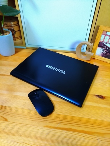 corei5の薄型dynabook！　かっこ良くて高級感のある東芝モダンブラック♪　　最新Windows10！　大容量320G！　高速★　メモリ4G　13.3inchの薄型軽量で持ち運びが便利♪　東芝　dynabook　　最新Windows10　64Bit　黒色　高級感　13.3インチ　マウス付き 　ノートパソコン　無線LAN　Wi-Fi対応