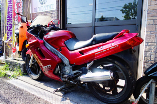 ZZR250は最強ツインで4気筒を凌駕する超ロングラン人気!【このバイクに注目】 | このバイクに注目 | RIDE HI(ライドハイ)/愉しさのためすべてを注ぐライダーのメディア | カワサキ ZZR250 単車 250cc 赤 | Ifpzih