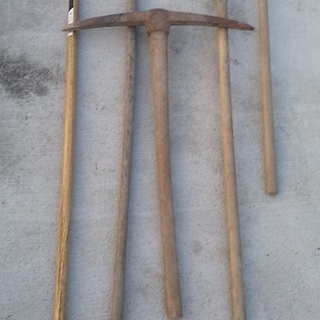 農作業道具　鍬（クワ），レーキ，ツルハシ
