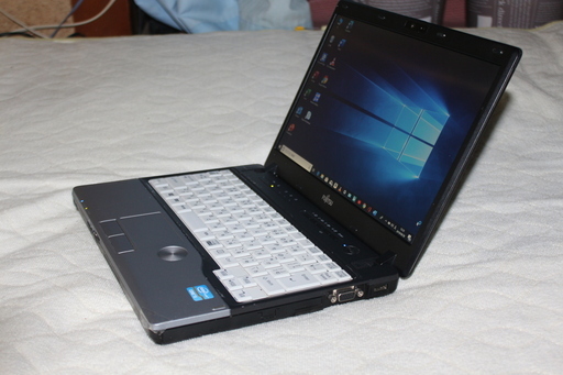 富士通ノートパソコン　P771　メモリー４GB、HDD２５０GB,無線ラン内蔵、SDカードスロット、バッテリー良好ウエブカメラ内蔵外観非常に良いです。 富士通ノートパソコン P771 メモリー4GB、HDD250GB,無線ラン内蔵
