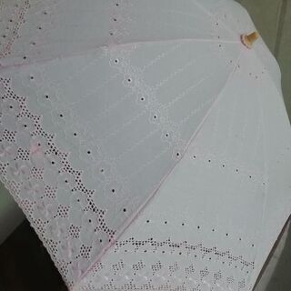 ピンクの折り畳み日傘
