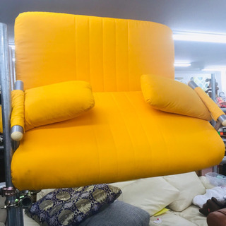 お部屋のアクセントに♪黄色のソファ  ベッドにもなります！