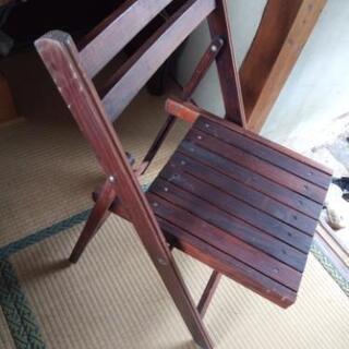 折りたたみできる木の椅子
