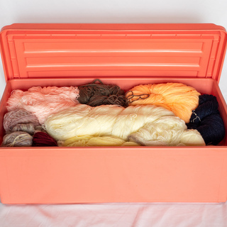 【お買い得・掘り出し物】大量の毛糸＋プラスティックボックス