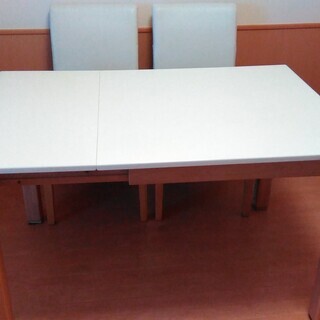伸び縮みダイニングテーブル（二人～４人用）と椅子2脚のセット