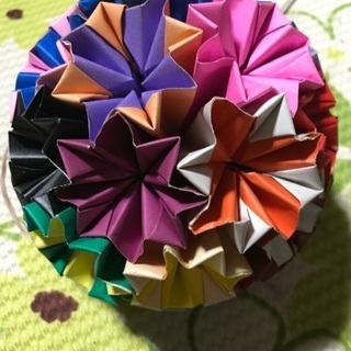 折り紙でできた飾り球