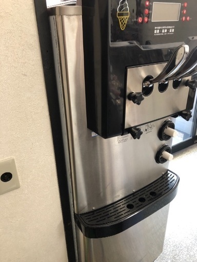 ソフトクリーム機。