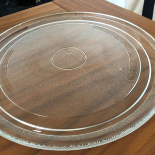電子レンジ用の丸皿 (直径27センチ)