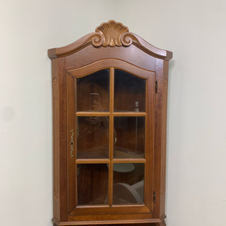 イタリア製 コーナーキャビネット 飾り棚 木製彫刻 鍵付き