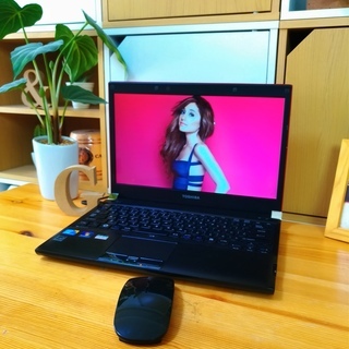 corei3で高性能！　可愛いカーマインレッドのdynabook♪　　薄型軽量で持ち運びも便利♪　最新Windows10！　大容量320G！　13.3インチ　メモリ4Gで高速★　　東芝　TOSHIBA　dynabook　　最新Windows10　64Bit　赤　高級感　マウス付き 　ノートパソコン　無線LAN　Wi-Fi対応 　DVDドライブ corei3で高性能！ 可愛いカーマインレッドのdynabook♪ 薄型軽量で