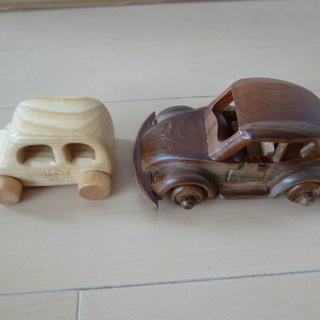 木製　自動車のおもちゃ