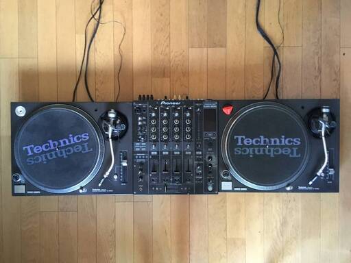 DJセット（DJミキサー：Pioneer DJM-800 × 1台、ターンテーブル：Technics SL-1200 MK5 × 2台、Ortofon Concorde Twin Qbert ×\b2個 ）