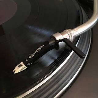 DJセット（DJミキサー：Pioneer DJM-800 × 1台、ターンテーブル：Technics SL-1200 MK5 × 2台、Ortofon Concorde Twin Qbert ×2個 ）