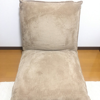 ゆったりくつろげる、大きめサイズのフロアチェア