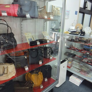 お店の什器を売ります。ガラスショーケース、ベンチソファー、メタルラック、スチールラック、オープン棚など