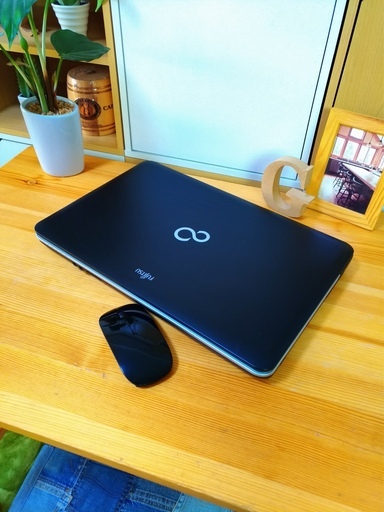 corei3で大容量500G！　とても美品☆　かっこいいマットブラックのFUJITSU♪　テンキー付き★　 メモリ4Gで高速　windows10 64Bit 　富士通　LIFEBOOK　15.6インチ型 DVDドライブ　高級感のある黒＆シルバー　マウス付き 　速い　簡単　初心者向き