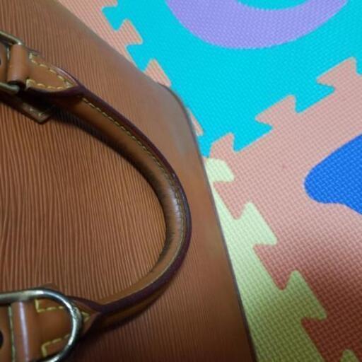 ルイヴィトン エピ アルマ ブラウン鍵付き シリアルナンバーあります。