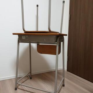 高校の机と椅子