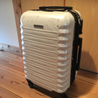 白いスーツケース