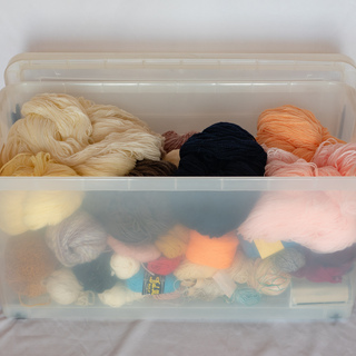 【お買い得・掘り出し物】大量の毛糸　プラスティックボックス