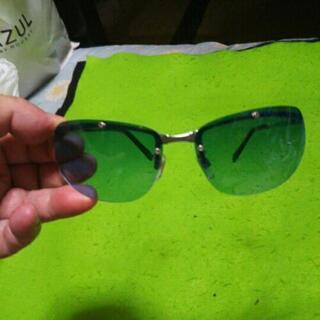青緑色のサングラス