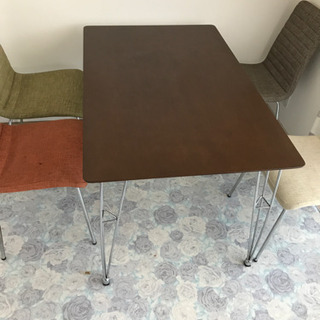 食卓と椅子４つ