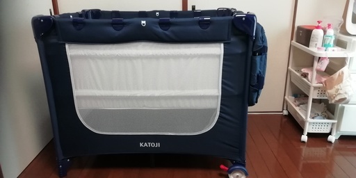 KATOJI カトージ ポータブルベビーベッド おむつ替えテーブル付（ネイビーブルー）